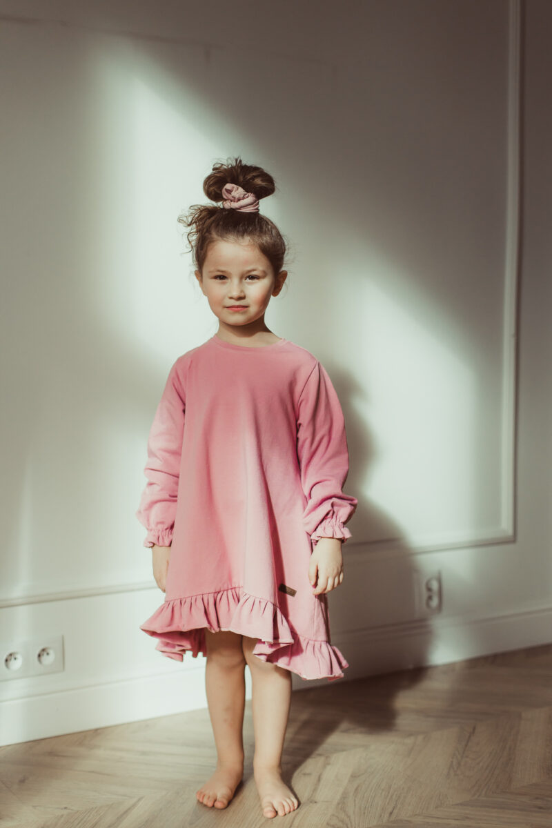Jasnoróżowa dziewczęca sukienka z falbanką Mila marki Latolla. Modne ubrania i dodatki dla dziewczynek.