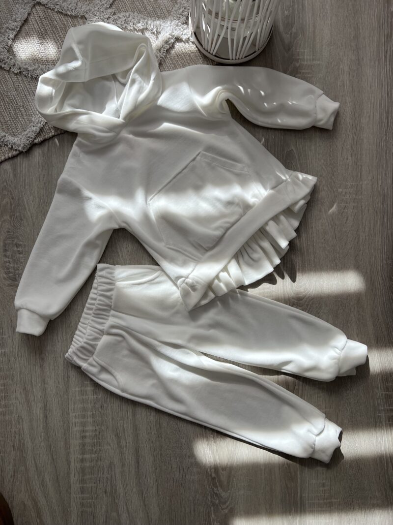 Bluza i spodnie dresowe Luna biały marki Latolla. Modne ubrania i dodatki dla każdej dziewczynki.