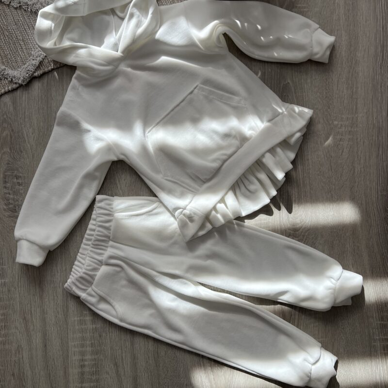 Bluza i spodnie dresowe Luna biały marki Latolla. Modne ubrania i dodatki dla każdej dziewczynki.