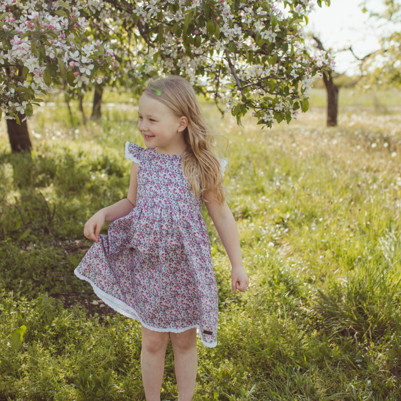 Sukienka Aurora w kwiaty Latolla. Modne ubrania dla dziewczynki