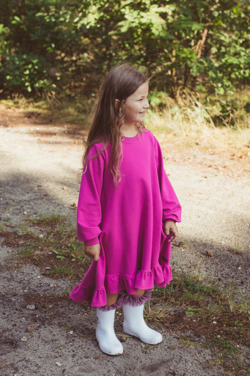 Różowa sukienka dziewczęca Mila z falbanką firmy Latolla