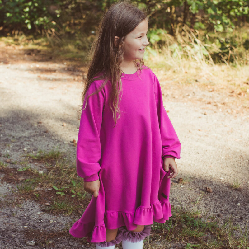 Różowa sukienka dziewczęca Mila z falbanką firmy Latolla